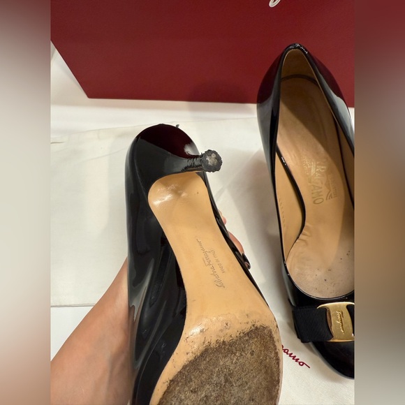 Salvatore Ferragamo Black Patent Leather Vara Bow‎ Pumps Size 9B